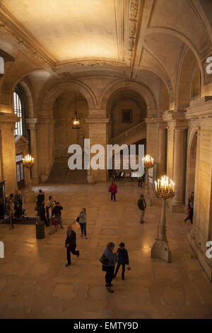 Recherche à travers le hall d'entrée à la New York Public Library, à la 5e Avenue et 42e Street à Manhattan, New York City qui a ouvert ses portes en 1911. Banque D'Images