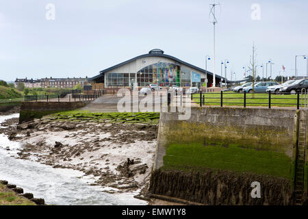 UK, Cumbria, Maryport, la vague de divertissements à l'embouchure de la rivière Ellen Banque D'Images