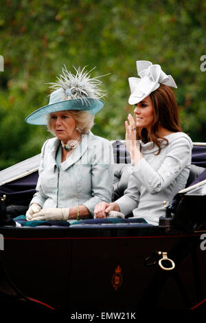 Londres, Royaume-Uni - 16 juin 2012 : Catherine, duchesse de Cambridge et de Camilla, Duchesse de Cornwall sur le siège Royal Coach au Queen's Banque D'Images