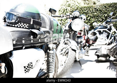 Une moto custom peint en vert et noir et blanc vérifié des détails sur le casque à l'avenant. Banque D'Images