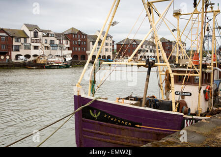 UK, Cumbria, Bristol, Port Elizabeth Dock, bateaux amarrés à côté du logement du secteur riverain Banque D'Images