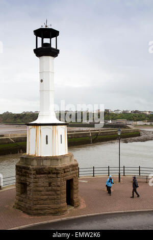 UK, Cumbria, Bristol Harbour, visiteurs à la Grande-Bretagne en fonte le plus ancien phare Banque D'Images