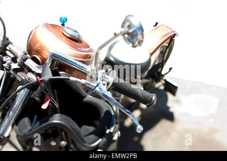 Un gold les moto. L'or bleu vif et de détails sur cette moto custom reflètent en le soleil californien. Banque D'Images