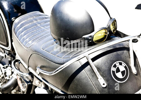 Une moto cafe racer BMW vintage garée à un rassemblement à Venice, Californie avec son casque et lunettes sur le siège. Banque D'Images