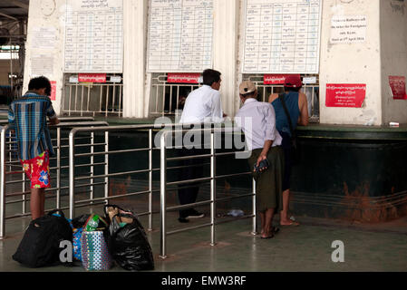 Le bureau de vente des billets, à la gare, Yangon, Myanmar. Banque D'Images