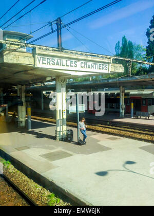 Versailles, France, banlieue de Paris, Gare, Femme attendant sur Quay, panneau Banque D'Images