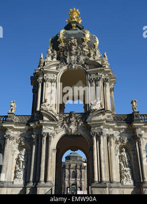 La porte de la Couronne, le Baroque de la tour voûtée entrée principale dans le Zwinger, Dresde, Saxe, Allemagne. Banque D'Images