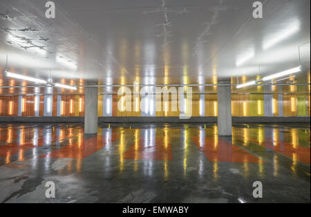 Piscine Parking avec stationnement vide Banque D'Images