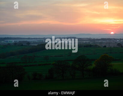 Coucher de soleil sur Sutton/Pinxton et Co Operative Food centre logistique. En Skegness, Nottinghamshire, Angleterre. Banque D'Images