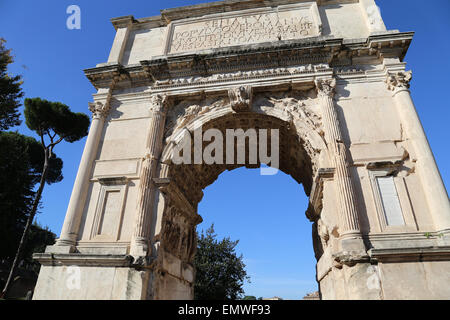 L'Italie. Rome. Arc de Titus. Construit en 82 par l'empereur Domitien AD pour commémorer Titus victoires. Banque D'Images