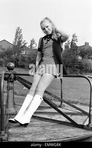 Daily Mirror 'Autumn Bird' Karen Singleton (17) prend une pause de travailler derrière son père, le pub White Horse Tavern à Westhoughton, Bolton, Lancashire 8 octobre 1970. Banque D'Images