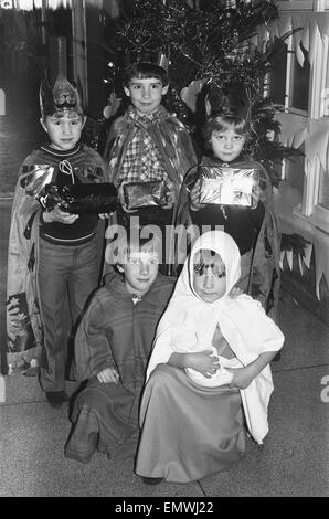 Les écoliers jouent la nativité pendant Marple Ridge School's Festival de Noël. Décembre 1982 Banque D'Images