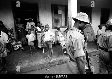 Photos prises lors du Daily Mirror's tentent d'atteindre les camps de réfugiés d'Onitsha et Asaba pendant le conflit du Biafra. Les femmes et les enfants soldats à pied par regarder dans le camp. 16 juillet 1968. Banque D'Images