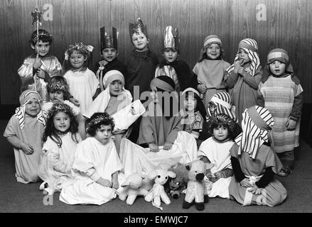 Le cast de Brookside crèche nativité, Manchester Décembre 1982 Banque D'Images