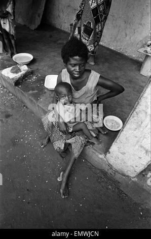 Photos prises lors du Daily Mirror's tentent d'atteindre les camps de réfugiés d'Onitsha et Asaba pendant le conflit du Biafra. Une jeune mère est assise avec son enfant. 16 juillet 1968. Banque D'Images