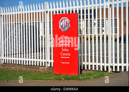 Un panneau d'entrée à l'extérieur de l'usine moteur MG à Longbridge, près de Birmingham. Banque D'Images