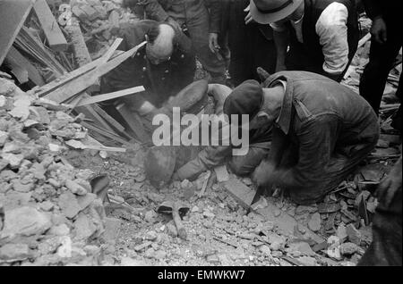 Sauvetage de Mme Elsie Smith à partir de la demeure de sa maison, 2 Route de Ribemont-sur-ancre, E12. Après avoir été frappé par une bombe volante V1. 24 juillet 1944. Banque D'Images