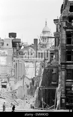 Londres en ruines, la seconde guerre mondiale, vers août 1941. Old Bailey Law Courts en arrière-plan. Banque D'Images