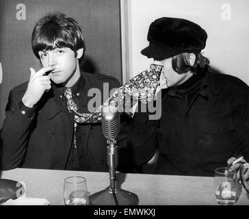 Les Beatles Paul McCartney et John Lennon en photo lors d'une conférence de presse news backstage à l'Odéon à Glasgow le 3 décembre 1965. Photo de début de The Beatles 1965 UK Tour, leur dernière tournée britannique, également date de sortie de l'album "Rubber Soul". Banque D'Images