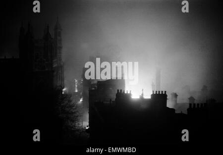 Les incendies à Temple provenant du toit de Clifford's Inn au cours d'une nuit de bombardements. 10 mai 1941. Banque D'Images