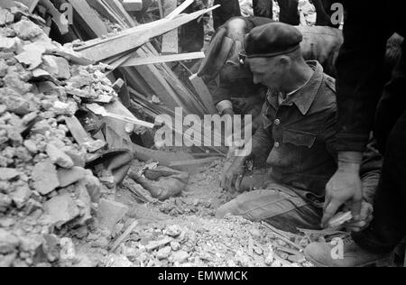 Sauvetage de Mme Elsie Smith à partir de la demeure de sa maison, 2 Route de Ribemont-sur-ancre, E12. Après avoir été frappé par une bombe volante V1. 24 juillet 1944. Banque D'Images