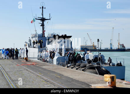 Catane, Italie. Apr 23, 2015. 220 réfugiés sauvés des deux navires près de la Libye ont été transportés à Catane par le navire de la marine italienne. Les réfugiés sont ressentis à Catane, Italie, le 23 avril 2015. © Tereza Supova/CTK Photo/Alamy Live News Banque D'Images