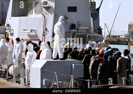 Catane, Italie. Apr 23, 2015. 220 réfugiés sauvés des deux navires près de la Libye ont été transportés à Catane par le navire de la marine italienne. Les réfugiés sont ressentis à Catane, Italie, le 23 avril 2015. © Tereza Supova/CTK Photo/Alamy Live News Banque D'Images