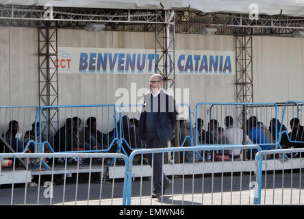 Catane, Italie. Apr 23, 2015. 220 réfugiés sauvés des deux navires près de la Libye ont été transportés à Catane par le navire de la marine italienne. Les réfugiés sont ressentis à Catane, Italie, le 23 avril 2015. © Tereza Supova/CTK Photo/Alamy Live News Banque D'Images