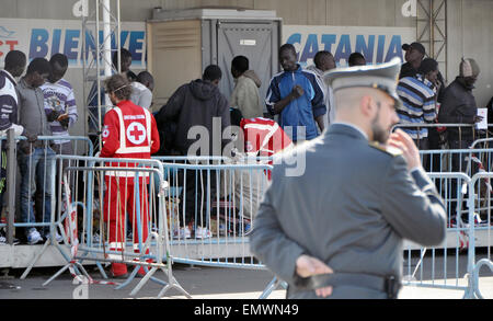 Catane, Italie. Apr 23, 2015. 220 réfugiés sauvés des deux navires près de la Libye ont été transportés à Catane par le navire de la marine italienne. Les réfugiés sont ressentis à Catane, Italie, le 23 avril 2015. © Tereza Supova/CTK Photo/Alamy Live News Banque D'Images