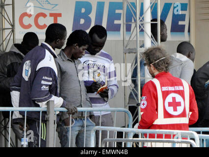 Catane, Italie. Apr 23, 2015. 220 réfugiés sauvés des deux navires près de la Libye ont été transportés à Catane par le navire de la marine italienne. Les réfugiés sont ressentis à Catane, Italie, le 23 avril 2015. © Tereza Supova/CTK Photo/Alamy Live News Banque D'Images