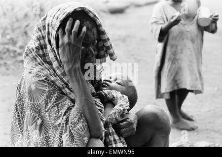 Photos prises lors du Daily Mirror's tentent d'atteindre les camps de réfugiés d'Onitsha et Asaba pendant le conflit du Biafra. L'image montre une mère et son enfant à l'un des camps. 16 juillet 1968. Banque D'Images