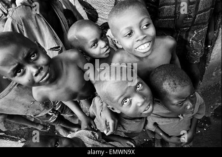 Photos prises lors du Daily Mirror's tentent d'atteindre les camps de réfugiés d'Onitsha et Asaba pendant le conflit du Biafra. Un groupe d'enfants posent pour la caméra dans l'un des camps. 16 juillet 1968. Banque D'Images