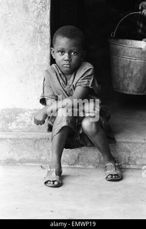 Photos prises lors du Daily Mirror's tentent d'atteindre les camps de réfugiés d'Onitsha et Asaba pendant le conflit du Biafra. Photo montre des enfants à l'un des camps. 16 juillet 1968. Banque D'Images