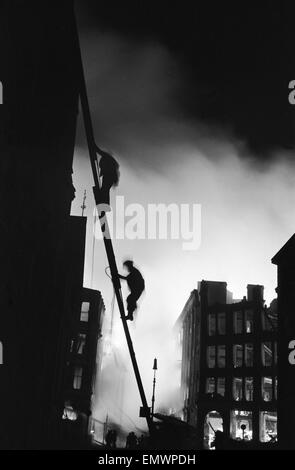 Les pompiers à l'œuvre dans Shoreditch. 11e Janvier 1941. Banque D'Images