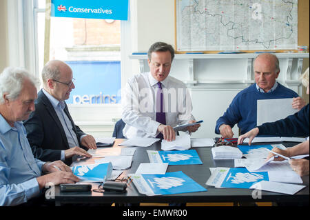 Le premier ministre David Cameron l'aide que le parti conservateur de Barnstaple AC sur l'élection générale 2015, Devon, UK Banque D'Images