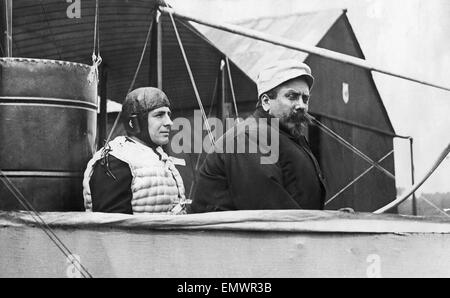 Samuel Franklin Cody vu ici aux commandes de son dernier engin volant (à droite) avec son fils Leon, peu de temps avant que Sam Cody a été tué dans un accident d'avion. 7 Août 1913 Banque D'Images