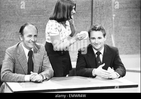 Derby County manager Brian Clough vu ici en répétition comme un expert en football sur le programme d'ITV grand match. Notre photo montre : on voit ici aux côtés de commentateur de football Brian Moore ayant leur maquillage retouchée inbetween recordings Banque D'Images