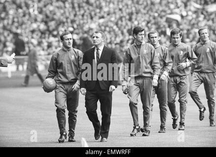 1967 finale de la FA Cup au stade de Wembley. Tottenham Hotspur v 2 1 Chelsea. L'équipe de Chelsea à pied sur le terrain menés par leur manager Tommy Docherty et Jimmy Greaves. 20 mai 1967. Banque D'Images