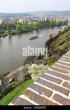 Perle de l'architecture et le tourisme gastronomique, la capitale de la République tchèque. Prague, la digue de la rivière Vltava. Banque D'Images