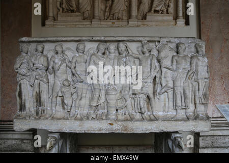 Sarcophage romain. Un couple marié offre un sacrifice à Concord en la présence de Juno Pronuba. 180 AD. Banque D'Images