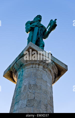 La paix ou la guerre ? Statue de la victoire à la forteresse de Kalemegdan Banque D'Images