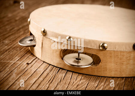 Libre d'un tambourin sur une table en bois rustique, de traitement lourd pour retro look blanchie Banque D'Images