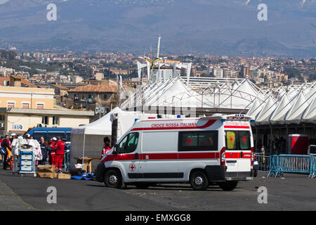 Catane, Italie. Apr 23, 2015. Arrivé dans le port de Catane en patrouille Denaro transportant 220 migrants Garde des finances dont 5 femmes. Les immigrants ont été sauvés, hier, une quarantaine de kilomètres au nord de la Libye ; voyageant sur deux radeaux de temps pas plus de 14 mètres. Credit : Wead/Alamy Live News Banque D'Images