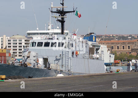 Catane, Italie. Apr 23, 2015. Arrivé dans le port de Catane en patrouille Denaro transportant 220 migrants Garde des finances dont 5 femmes. Les immigrants ont été sauvés, hier, une quarantaine de kilomètres au nord de la Libye ; voyageant sur deux radeaux de temps pas plus de 14 mètres. Credit : Wead/Alamy Live News Banque D'Images