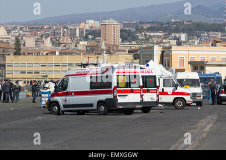 Catane, Italie. Apr 23, 2015. Arrivé dans le port de Catane en patrouille Denaro transportant 220 migrants Garde des finances dont 5 femmes. Les immigrants ont été sauvés, hier, une quarantaine de kilomètres au nord de la Libye ; voyageant sur deux radeaux de temps pas plus de 14 mètres. Credit : Wead/Alamy Live News Banque D'Images