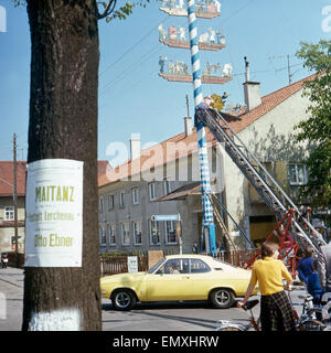 Vorbereitungen Zum Tanz in den Mai en Lerchenau, einem Stadtteil von München, Deutschland Ende des années 1970 er Jahre. Les préparatifs d'un Banque D'Images