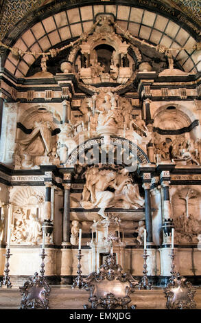 Et de l'albâtre calcaire noir à l'intérieur retable Palácio da Pena - Sintra, Portugal Banque D'Images