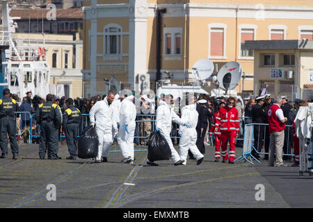 Catane, Italie. Apr 23, 2015. Arrivé dans le port de Catane en patrouille Denaro transportant 220 migrants Garde des finances dont 5 femmes. Les immigrants ont été sauvés, hier, une quarantaine de kilomètres au nord de la Libye ; voyageant sur deux radeaux de temps pas plus de 14 mètres. Credit : Wead/Alamy Live News Banque D'Images