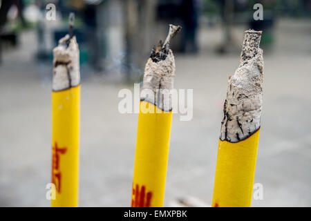 Trois grosses les encens burning in Chinese Temple Banque D'Images