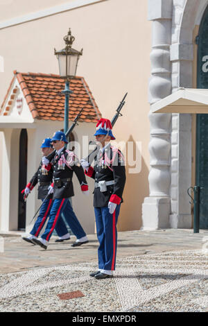 Le rituel de la relève de la garde, les Carabiniers du Prince, au Palais Princier de Monaco Banque D'Images